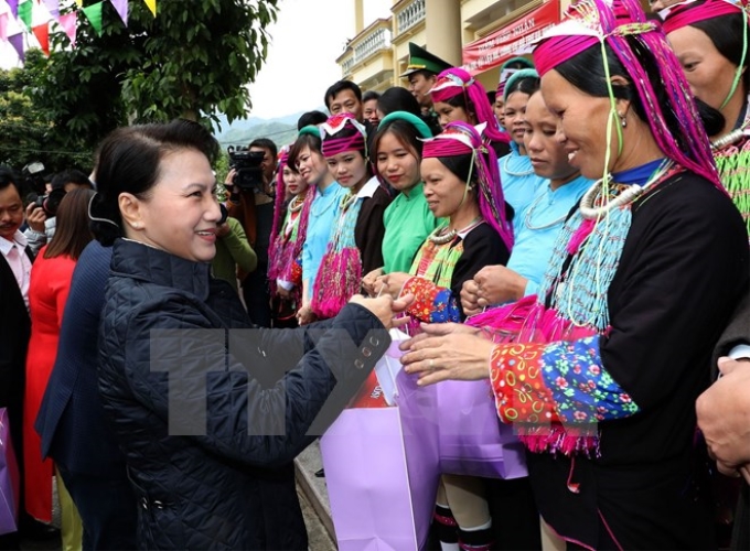 Chủ tịch Quốc hội Nguyễn Thị Kim Ngân thăm, tặng quà bà con dân tộc xã Quảng Đức, huyện Hải Hà. (Ảnh: Trọng Đức/TTXVN)